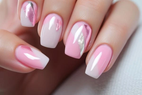 Nail art main levée  